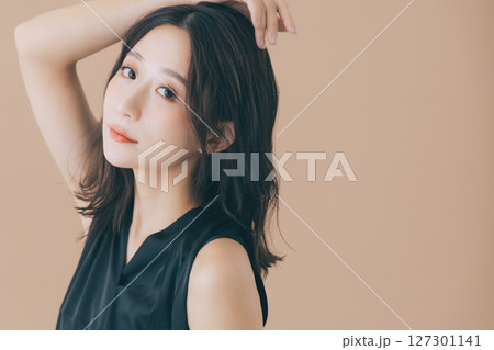メイクアップした美しい女性 127301141