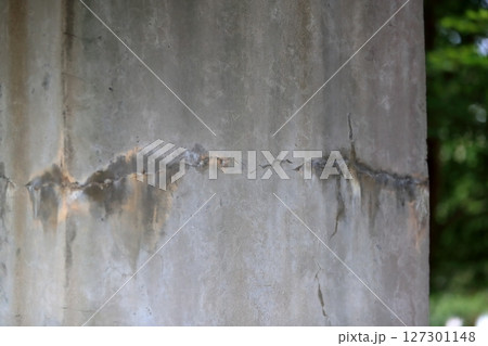 コンクリート表面の亀裂とエフロ 127301148