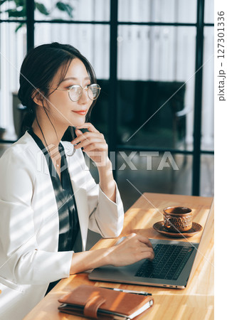 ビジネスウーマン 127301336
