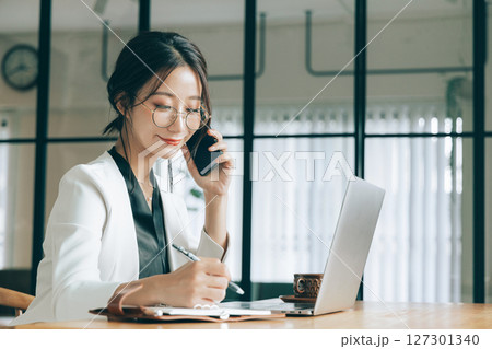 ビジネスウーマン ビジネスウーマン 127301340