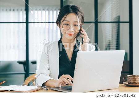 ビジネスウーマン 127301342