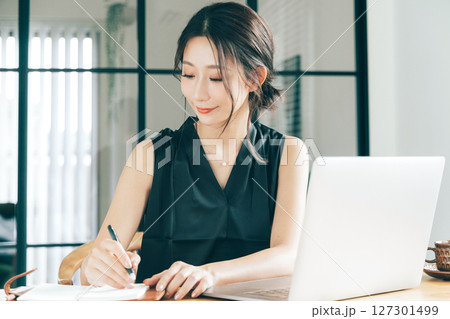 若いビジネスウーマン 127301499