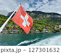 クルーズの船から眺める湖とスイスの国旗 127301632