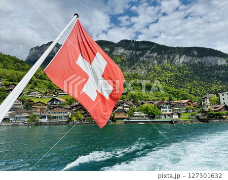 クルーズの船から眺める湖とスイスの国旗 127301632