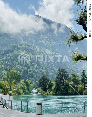 湖と船と山の自然豊かな風景 湖と船と山の自然豊かな風景 127301633
