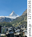ツェルマットの市街地から望むマッターホルン 127301636