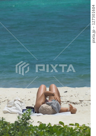 海で日光浴中の女性　沖縄夏風景 127301684