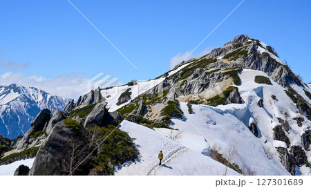 【北アルプス 燕岳 残雪期】燕山荘から燕岳山頂へ向かう 127301689