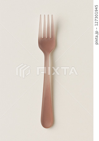 ピンクのガラスフォーク 白背景の食卓カトラリー 127301945