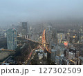今にも雨が降り出しそうな高速道路 127302509
