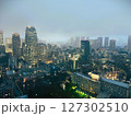 今にも雨が降り出しそうな都会のビル群の夜景 127302510