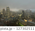 今にも雨が降り出しそうな都会のビル群の夜景 127302511