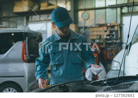 エンジンオイルを確認する自動車整備士 127302681