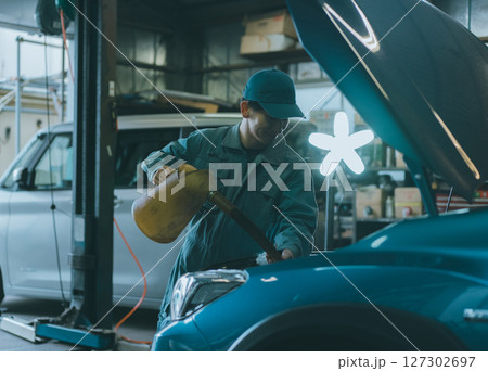 エンジンオイルを入れる自動車整備士 エンジンオイルを入れる自動車整備士 127302697
