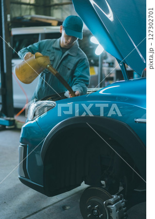オイル交換をする自動車整備士 127302701