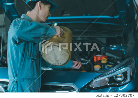 エンジンオイルを入れる自動車整備士 エンジンオイルを入れる自動車整備士 127302707