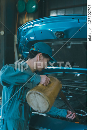 エンジンオイルを入れる自動車整備士 エンジンオイルを入れる自動車整備士 127302708