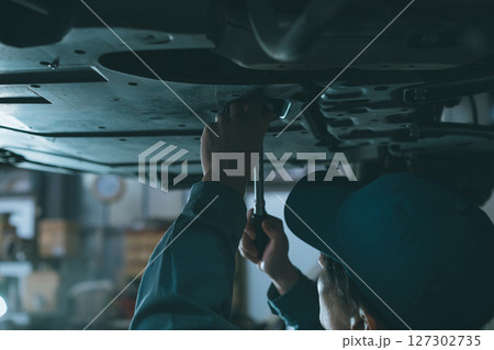 エンジンオイル交換をする自動車整備士 127302735