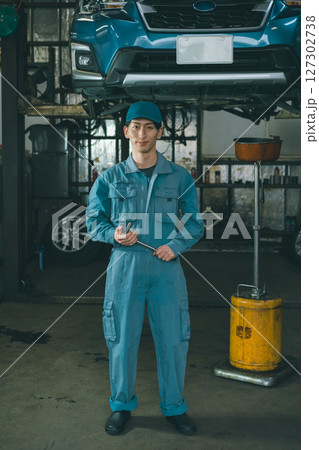 エンジンオイル交換をする自動車整備士 127302738