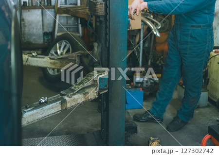 2柱リフトを操作する自動車整備士 2柱リフトを操作する自動車整備士 127302742