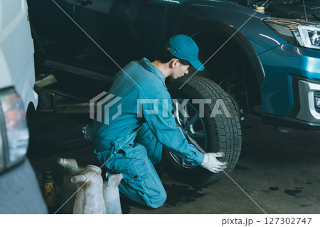 タイヤ交換をする自動車整備士 タイヤ交換をする自動車整備士 127302747