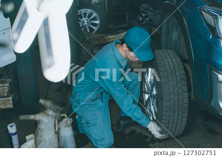 タイヤ交換をする自動車整備士 タイヤ交換をする自動車整備士 127302751