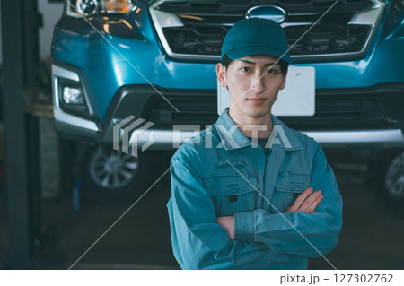 若い自動車整備士 127302762