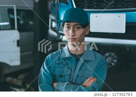 若い自動車整備士 127302763