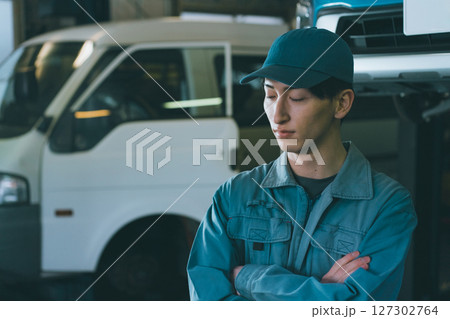 若い自動車整備士 127302764