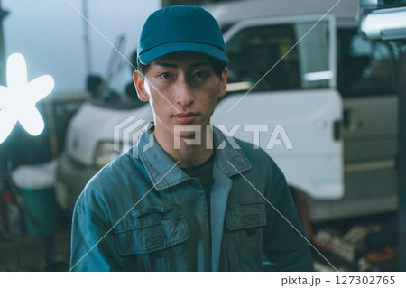 若い自動車整備士 127302765