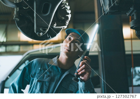 足回りの整備点検をする自動車整備士 127302767