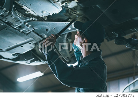 下回り検査をする自動車整備士 127302775