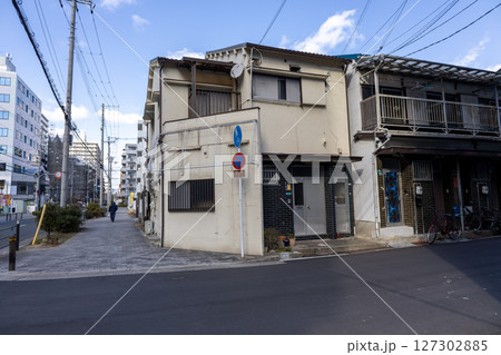 街中に建つ古い家(空き家) 街中に建つ古い家(空き家) 127302885