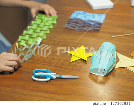 七夕飾り(網飾り)を作る子供の手 七夕飾り(網飾り)を作る子供の手 127302921