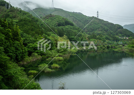 霧に包まれた草木湖と鉄橋の新緑風景 127303069