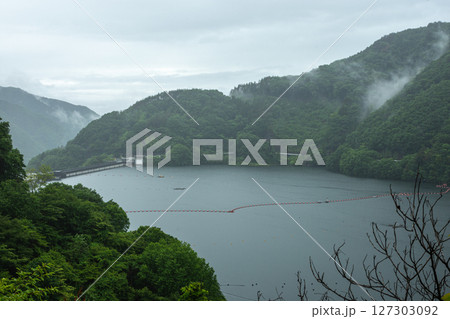 雨霧に包まれた草木湖と草木ダムの静寂風景・群馬県みどり市 127303092