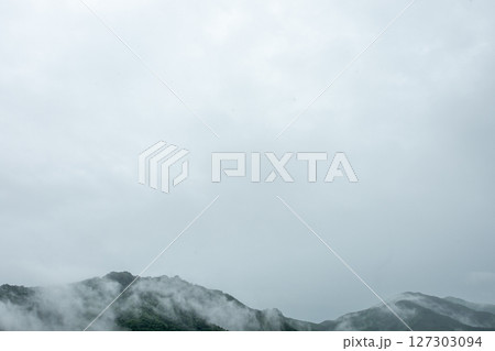 雨霧に包まれる山稜線と広い空・群馬県みどり市 127303094
