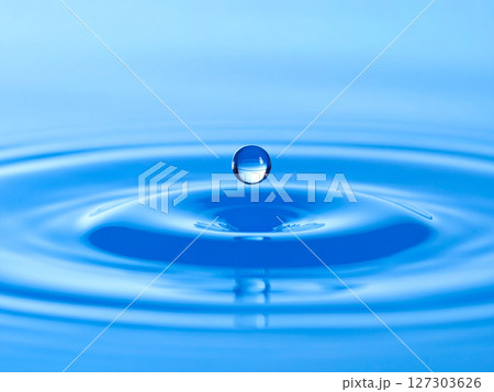 水　水滴　水玉　雫　波紋 127303626