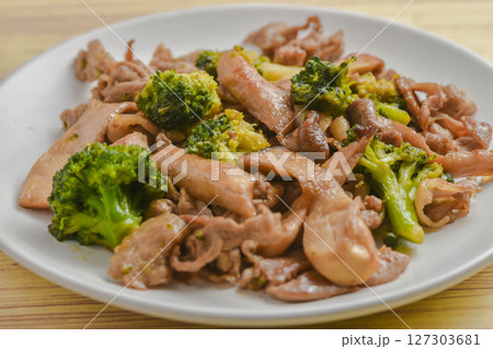 豚肉とブロッコリーとエリンギのオイスターソース炒め 豚肉とブロッコリーとエリンギのオイスターソース炒め 127303681