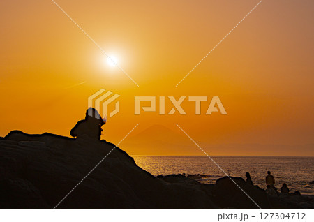 富士と一人の夕景 富士と一人の夕景 127304712
