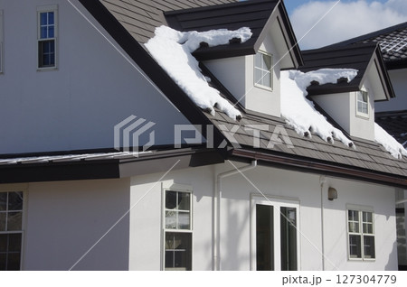 急こう配の屋根の雪止め効果の様子 127304779