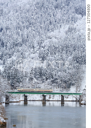 雪に覆われた宮川を渡る高山本線を河合橋から撮る 雪に覆われた宮川を渡る高山本線を河合橋から撮る 127304800