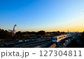 切り換えポイント通過後に朝日に照らされ駅に入線するモノレール 127304811