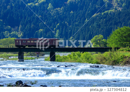 雪解け水の水量豊かな初夏の朝に第2八東川橋梁を渡るローカル鉄道 127304812