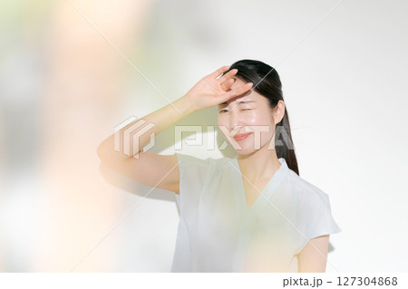 眩しそうな表情の女性 眩しそうな表情の女性 127304868