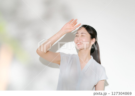 眩しそうな表情の女性 眩しそうな表情の女性 127304869