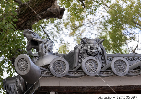 常光寺の装飾瓦／大阪・淀川区（2025年1月撮影） 127305097