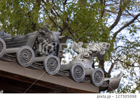 常光寺の装飾瓦/大阪・淀川区(2025年1月撮影) 常光寺の装飾瓦/大阪・淀川区(2025年1月撮影) 127305098