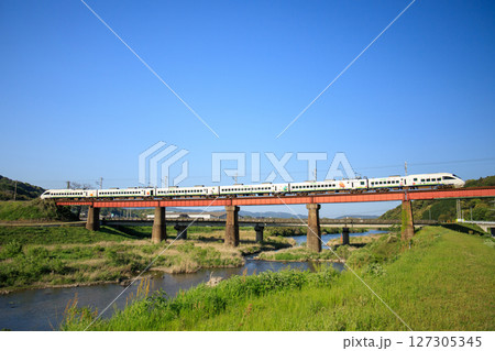 八坂川を渡る885系特急電車（JR九州） 127305345