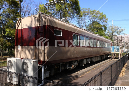 岩槻城址公園に置かれる東武鉄道1720系デラックスロマンスカー 127305389